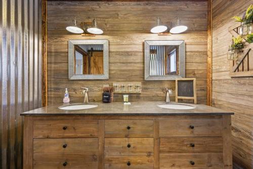 加特林堡Happy Trails - Cobbly Nob Resort Home的浴室设有2个水槽和2面镜子