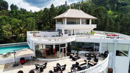 康提Bellwood Hills Resort & Spa的享有带游泳池的房屋的空中景致