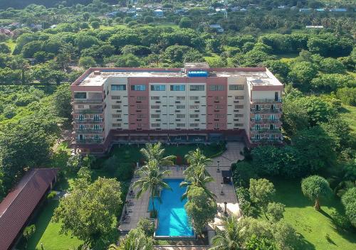纳闽巴霍科莫多弗洛雷斯雅加达套房酒店的享有带游泳池的大楼的顶部景致