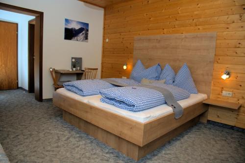 斯拉德明Pension Mitterwallner的一间卧室配有一张木墙床