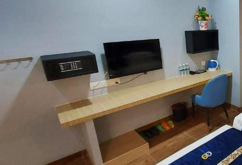 巴西古当GOOD 9 HOTEL - Cahaya Kota Puteri的客房设有书桌、电视和椅子