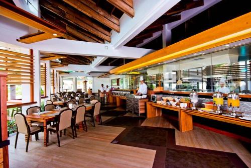 波尔多·格尼拉无限度假村的一间带桌椅的餐厅和一间酒吧