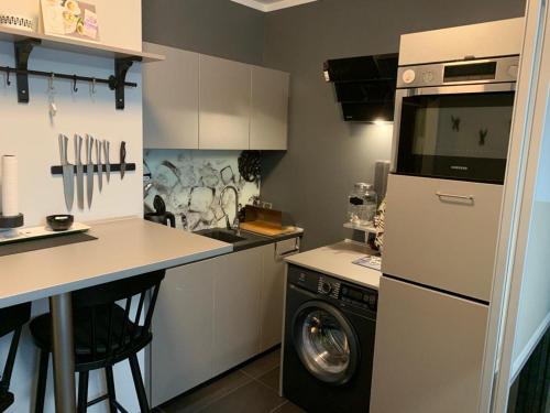 比托姆Ingress的厨房配有洗衣机和洗衣机。