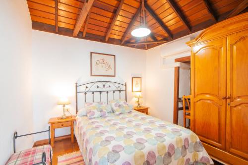 蒂哈拉费CASA EMILIA的一间卧室设有一张床和木制天花板