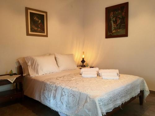 瓦西Selinofoto - A beautiful, traditional house in Vathy, Ithaca的一间卧室配有一张床,上面有两条毛巾