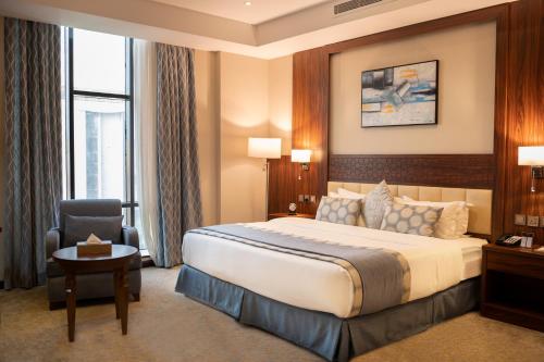 吉达Seasons Park- mawasim al hay at hotel的配有一张床和一把椅子的酒店客房