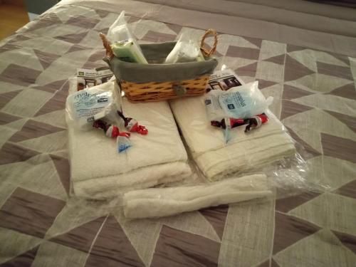 希韦罗Albergue Camiño Real的一组毛巾和床上的篮子