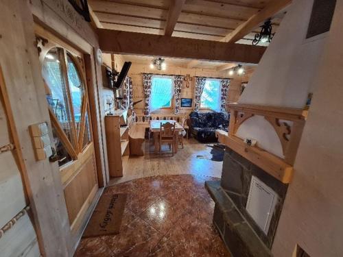 布科维纳-塔钱斯卡Alpinka的享有空中美景,设有带壁炉的客厅。