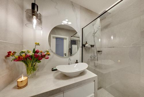 卡托维兹Seven Heaven的白色的浴室设有水槽和镜子