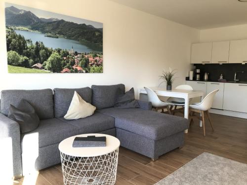 施利尔塞Apartment Berg und See的客厅配有沙发和桌子