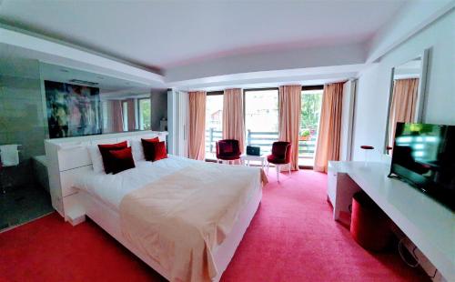 锡纳亚Casa Varful Cu Dor的卧室配有一张白色大床和一台平面电视。