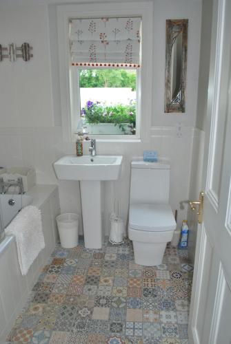 班多伦5 Ellesmere Avenue的一间带卫生间、水槽和窗户的浴室