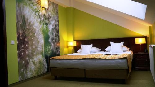 苏恰瓦雷斯登斯酒店的一间卧室配有一张带绿色墙壁的床