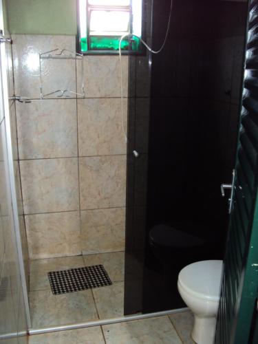 圣罗克迪米纳斯Sitio Sao Benedito的玻璃门淋浴和卫生间