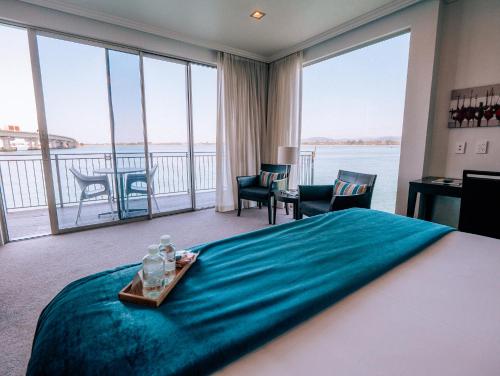 陶朗加利邦码头陶朗加酒店的酒店客房设有一张大床和大窗户