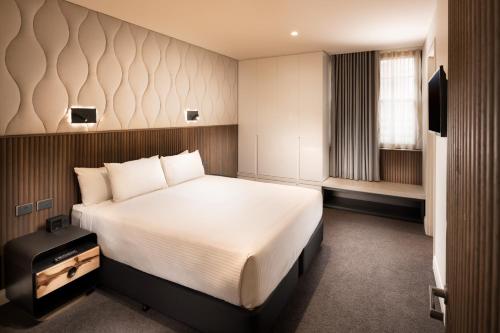阿德莱德Majestic M Suites的卧室设有一张白色大床和一扇窗户。