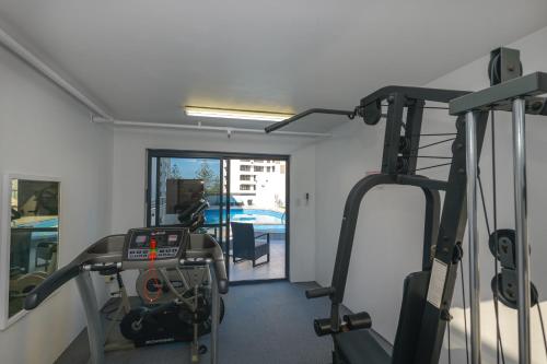 黄金海岸维多利亚广场酒店式公寓的一间带跑步机的健身房