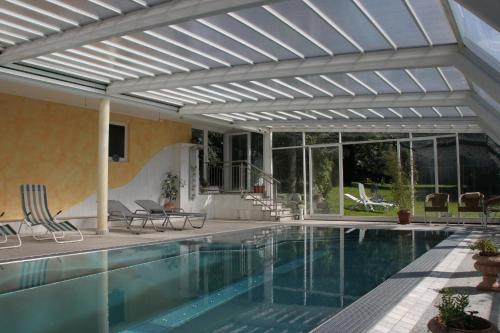 恩格尔哈茨采尔候格斯坦埃德尔家庭膳食公寓酒店的一个带凉棚和游泳池的游泳池