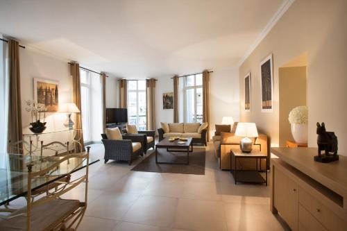 戛纳加纳克罗阿塞特酒店的带沙发和椅子的客厅