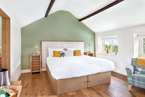 哈罗盖特Shoulder of Mutton Inn的一间卧室设有一张大床和一个窗户。