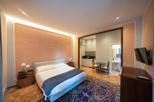 马切拉塔Residence Sferisterio的酒店客房设有一张床和一面大镜子
