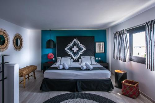 赫索尼索斯Indigo Inn的一间卧室配有一张带蓝色墙壁的大床