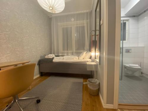 南泰利耶Turinge Hotel的一间卧室配有一张床,浴室设有淋浴。