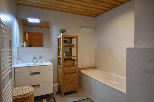 沃雅尼VAUJANYLOCATIONS - Saphir 04的带浴缸、水槽和浴缸的浴室