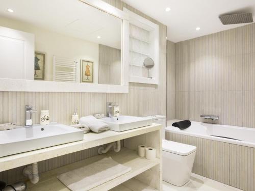 Sitges Spaces Mediterranean Apartments 4 bedroom, 4 bathroom, Huge Terrace, Jacuzzi- Sleeps 9的一间浴室