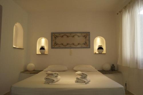卡拉沃斯塔西Coral Apartments的一间设有床铺和毛巾的房间