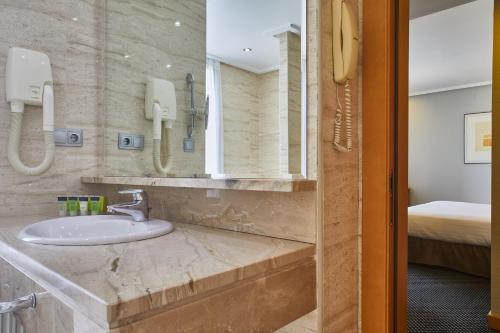 西尔肯阿方索十世酒店的一间浴室