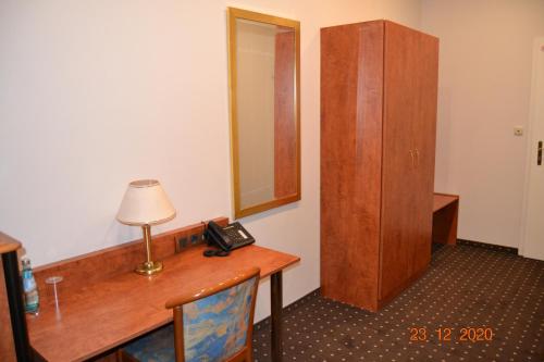 美因河畔法兰克福蔡尔酒店的客房设有带电话和镜子的书桌。