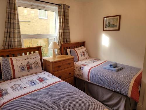 尚克林Summerhill Apartments的卧室设有两张单人床和窗户。