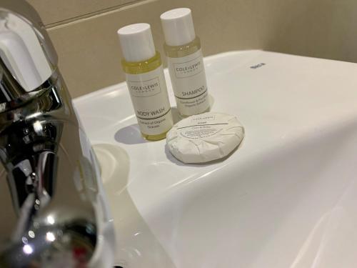 阿伯丁克莱伯斯通套房酒店的浴室水槽上放有两瓶保湿器