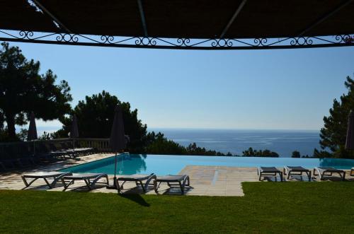 法沃内蒙特马雷酒店的一个带椅子的游泳池,享有海景