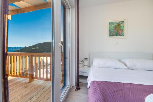 格拉达茨Camping Homes Grot的一间卧室设有一张床和一个美景阳台
