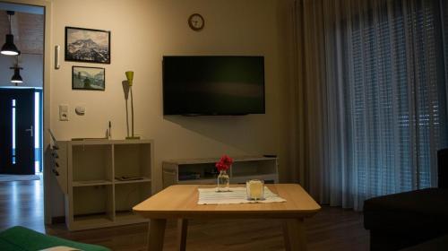 Waldfischbach-BurgalbenDie Pfalzherberge的客厅配有咖啡桌和平面电视。