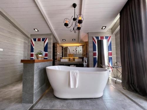 鹅銮鼻垦丁姊妹沙滩别墅 的浴室内设有大型白色浴缸。