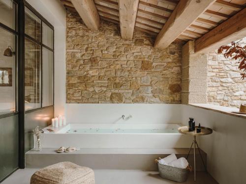 FontetaMas Generós - Adults-Only Eco Hotel的石墙客房内的浴缸