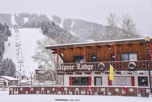 红河Alpine Lodge Red River的雪地中的滑雪小屋