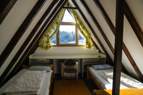 希格斯多夫Haus 4-Jahreszeiten的阁楼间 - 带两张床和窗户