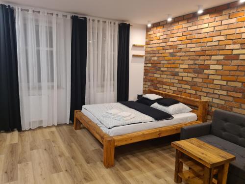 伊诺弗罗茨瓦夫Solanki Loft的一间卧室设有一张床和砖墙