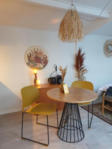 诺德韦克Little Lodge Noordwijk aan Zee的一间带桌椅的用餐室