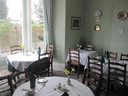 兰迪德诺布朗奥玛私人酒店的一间带桌椅的用餐室和窗户。