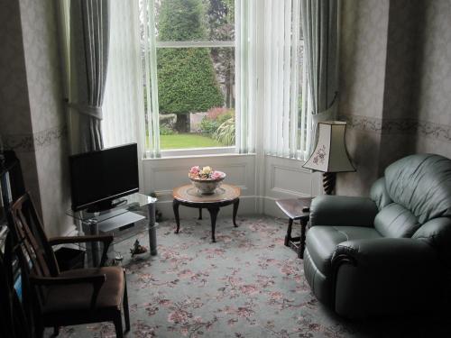 兰迪德诺布朗奥玛私人酒店的带沙发、电视和窗户的客厅
