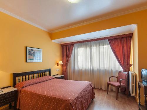 格罗韦伊索利诺酒店的酒店客房,配有床和电视