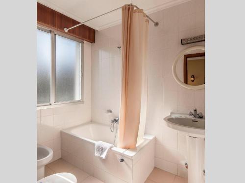 伊索利诺酒店的一间浴室