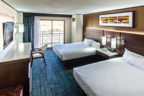 劳克林唐劳克林滨江赌场及度假酒店 的酒店客房配有两张床和一张书桌