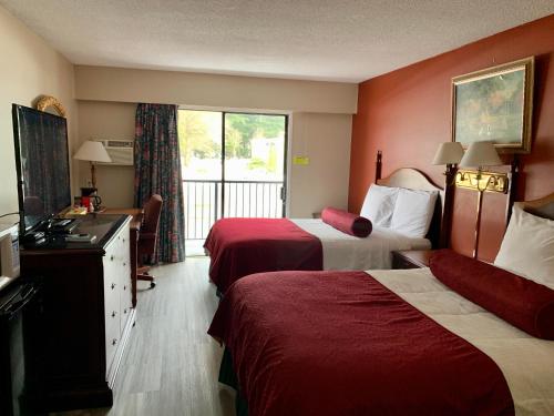 霍普温莎汽车旅馆 的酒店客房设有两张床和一个阳台。