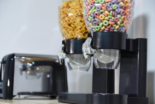 蒙特雷Casa moderna equipada como en pequeño hotel hab 4的装满糖果的花瓶食品加工器